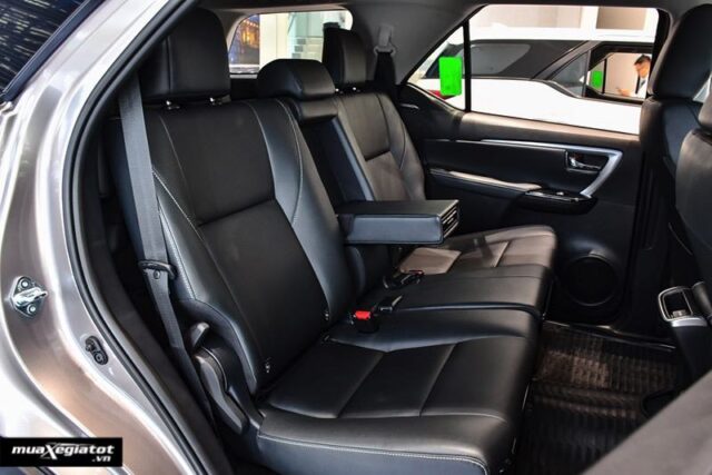 Xe Toyota SUV 5 chỗ, 7 chỗ gầm cao bán tại Việt Nam: Giá xe kèm khuyến mãi
