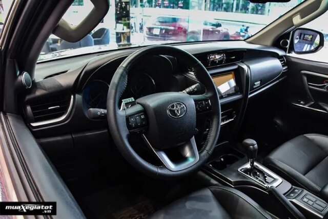 Xe Toyota SUV 5 chỗ, 7 chỗ gầm cao bán tại Việt Nam: Giá xe kèm khuyến mãi