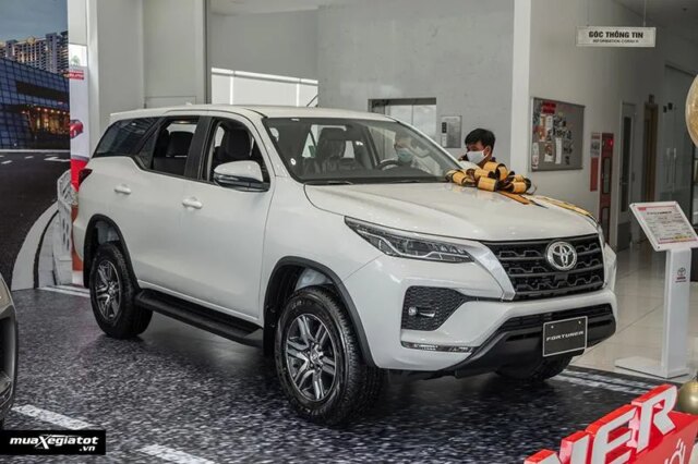 Xe Toyota SUV 5 chỗ, 7 chỗ gầm cao bán tại Việt Nam: Giá xe kèm khuyến mãi